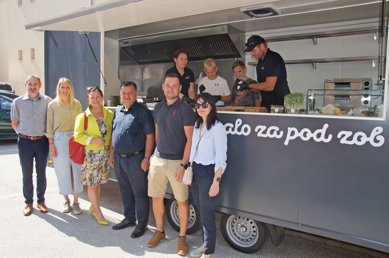 Od leve proti desni: Matej Sužnik, ravnatelj OŠ Juršinci Sabina Zorko, OŠ Juršinci Mag. Mojca Metličar, Vodja RLAS Podravje in LAS Podravje Robert Horvat, župan Občine Juršinci Klemen Vršič, Kmetija Vršič Nataša Žajdela Lah, podžupanja Občine Juršinci  V prikolici delata: Nastja in Mitja, Kmetija Kovačec